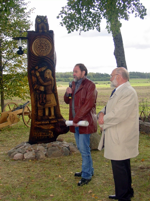 Prie skulptūrinės kompozicijos - medžio drožėjas A.Tarabilda ir idėjos autorius J. Lapienis.