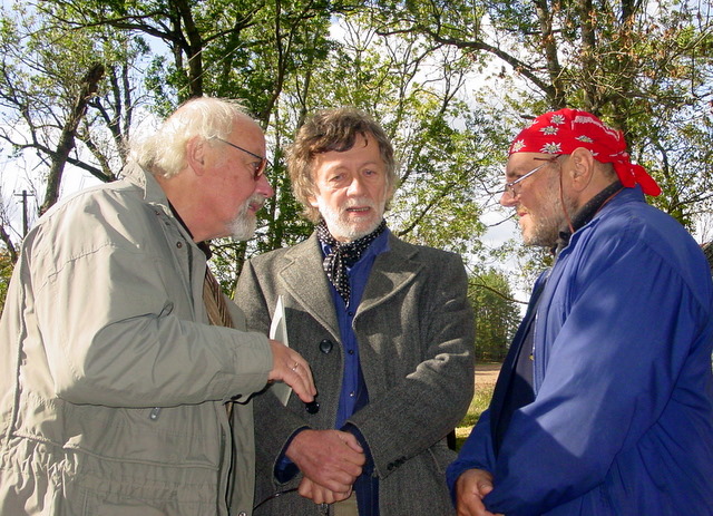 Maleišiuose susitiko rašytojai (iš kairės): 2003 m. Vaižganto premijos laureatas R. Vanagas, Rašytojų sąjungos pirmininkas A. A. Jonynas ir 2011 m. laureatas L. Jakimavičius..
