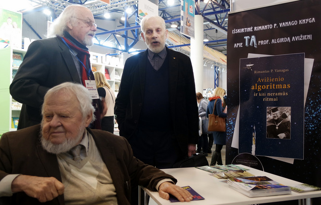Trise Vilniaus knygų mugėje 2018 m. vasario 22 d.: sėdi A. Avižienis, stovi R. Vanagas ir V. Martinkus. T. Kontrimavičiaus nuotrauka.