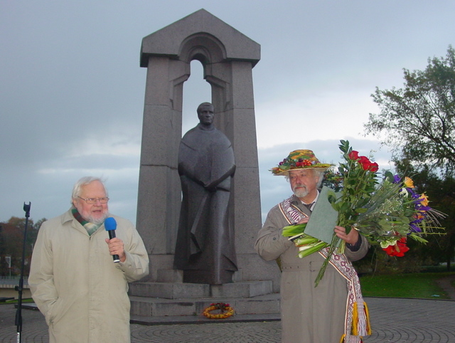 Pasaulio anykštėnų vardu laureatą sveikina prof. Algirdas Avižienis.