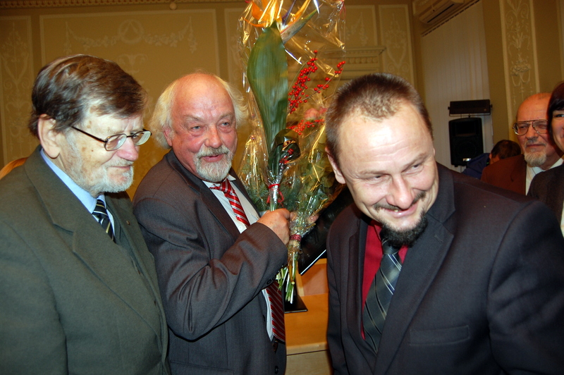 Laureatą (centre) sveikino Pasaulio anykštėnų bendrijos pirmininkas A. Tyla ir Anykščių meras S. Obelevičius. Audronės Pajarskienės nuotrauka.
