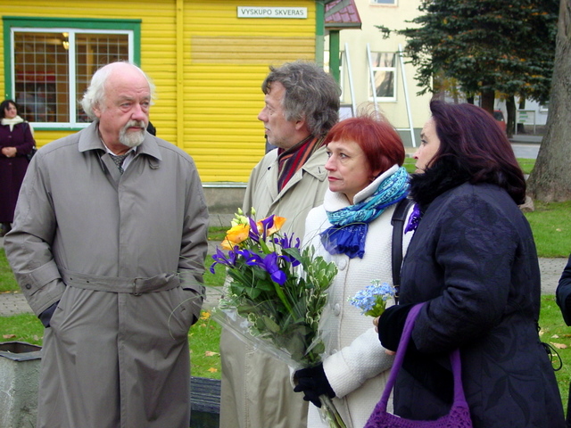 Vyskupo skvere - R. Vanagas, A. A. Jonynas, rašytoja B. Jonuškaitė ir V. Vanagienė.