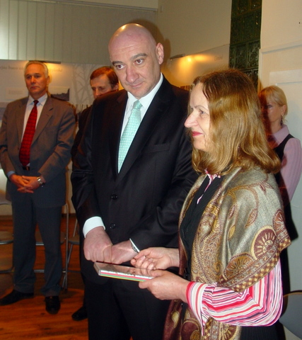 I. Andrukaitienės dovana ambasadoriui - DVD su informacija apie rekordinę Lietuvos vėliavą. 