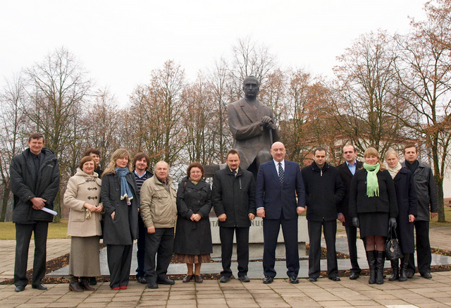 Gruzijos ambasados delegacija su Anykščių rajono vadovais ir muziejininkais prie A. Vienuolio paminklo