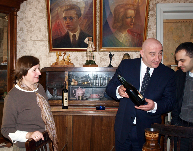 A. Vienuolio memorialinio muziejaus ekspoziciją svečiai iš Gruzijos papildė gruziniško vyno buteliu.