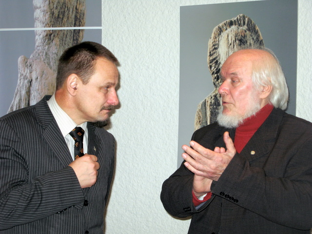 V. Vildžiūnas autorinėje parodoje Anykščiuose su meru S. Obelevičiumi. T. Kontrimavičiaus nuotrauka