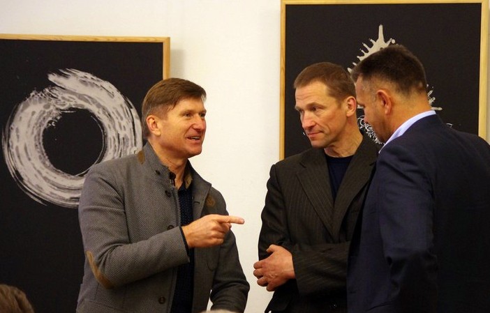 Kauno anykštėnai Arūnas Strumskis ir Romas Pačinskas diskutuoja su VAS tarybos nariu Rolandu Tuskeniu.