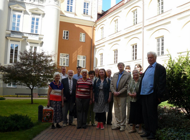 Anykštėnai Vilniaus universiteto kiemelyje.