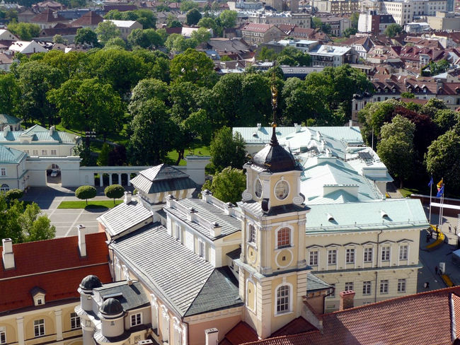 Vilniaus universiteto centrinis pastatas iš Šv. Jonų bažnyčios.