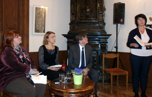 Knygos pristatymas. Sėdi G. Adomaitytė, J. Žąsinaitė ir A. Tyla, kalba Ž. Kolevinskienė.