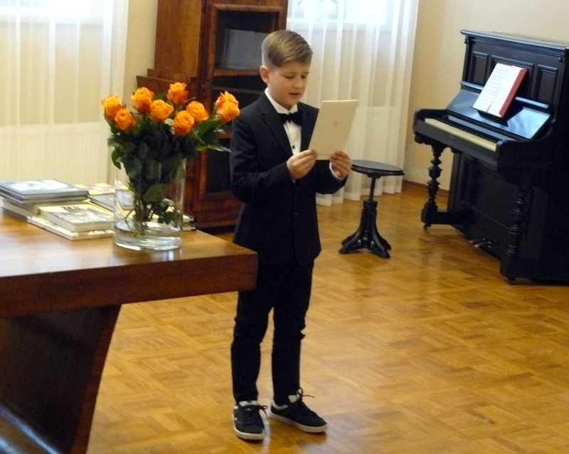 Nepriklausomybės Aktą skaito Tomas Mizevas. Laimučio Regelskio nuotrauka.