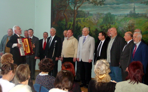 Dainuoja vyrų choras "Aidas".
