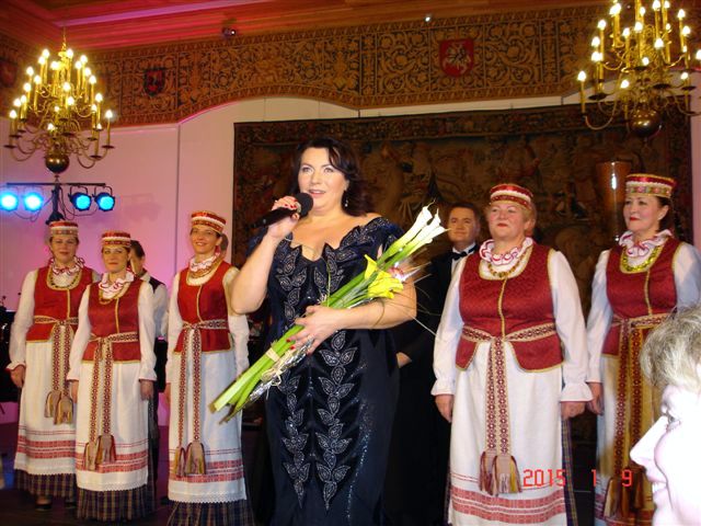 Iš Skiemonių krašto kilusi R. Juzukonytė jubiliejiniame koncerte.