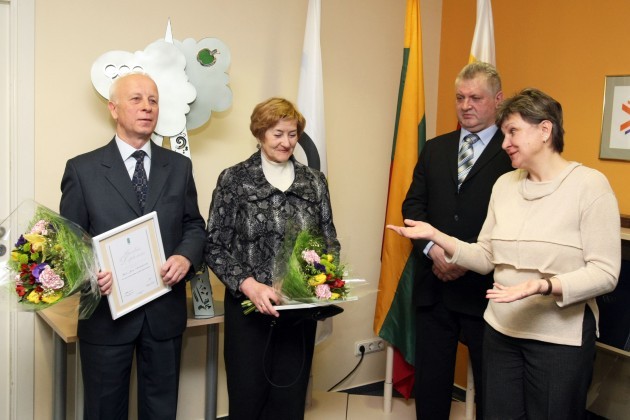 Apdovanoti Vilija ir Jonas Andriškevičiai ir jų globotoji sportininkė Lina Kačiušytė. T. Vinicko (www.delfi.lt) nuotrauka