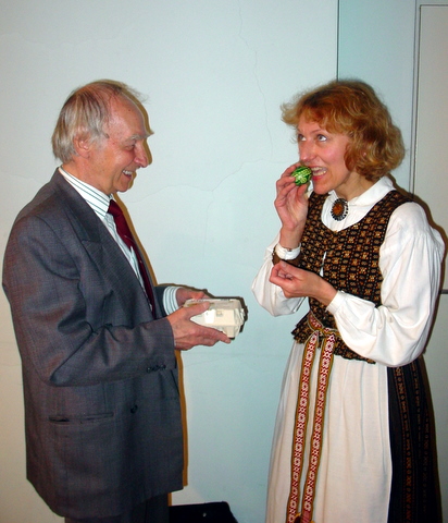 Atvelykio margučių tvirtumą bando kraštiečiai aktorius F. Jakšys ir mokytoja V. Mikučionytė.