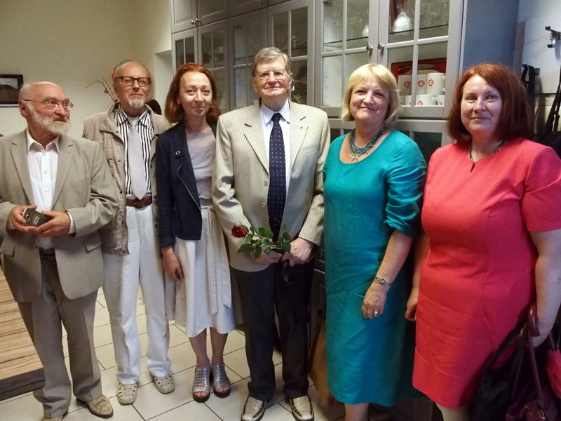Kraštiečiai (iš kairės): dr. Juozas Lapienis, Vytautas Rimša, Vida Mičiūdienė, prof. Antanas Tyla, Aldona Nikienė, Regina Smetonaitė. Gedimino Zemlicko nuotrauka.