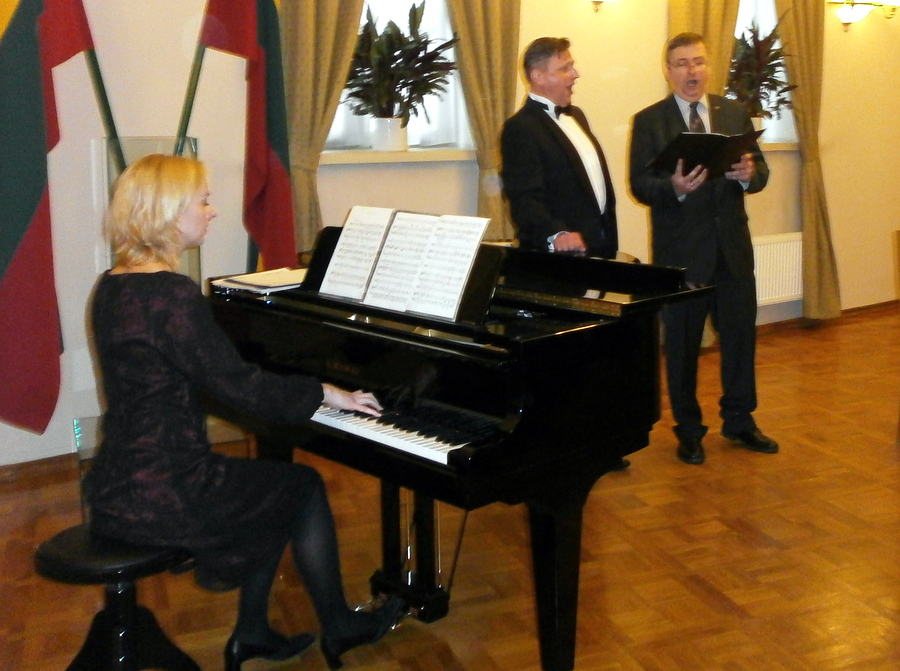 Dainuoja broliai Tomas ir Linas Ladigos, akompanuoja Rūta Blaškytė. Vytauto Rimšos nuotrauka.