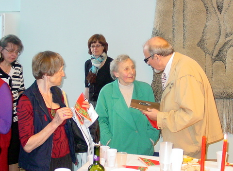 Tarp Atvelykio dalyvių - fotomenininkė Ona Pajedaitė (centre)