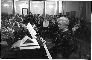G. Ručytė-Landsbergienė koncertuoja 1995 m. sausį Vilniaus rotušėje. www.bernardinai.lt nuotrauka