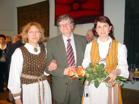 A. Tyla su anykštėnėmis mokytojomis V. Mikučionyte ir A. Laskauskiene.