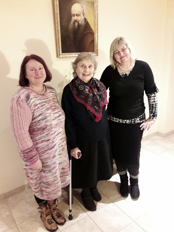 Vilniaus anykštėnės R. Smetonaitė ir I. Randakevičienė pas N. Sadūnaitę (centre).