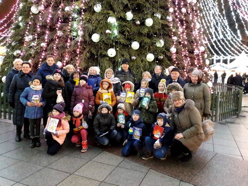 Renginio dalyviai prie Kalėdų eglės Katedros aikštėje.