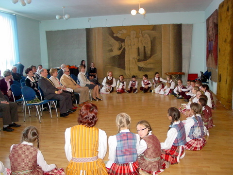 "Padainuosime susėdę..." 