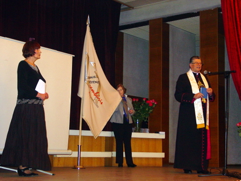J. Gervytės-Tvarijonavičienės (centre) išsiuvinėtą Vilniaus anykštėnų vėliavą pašventino kan. S. Krumpliauskas
