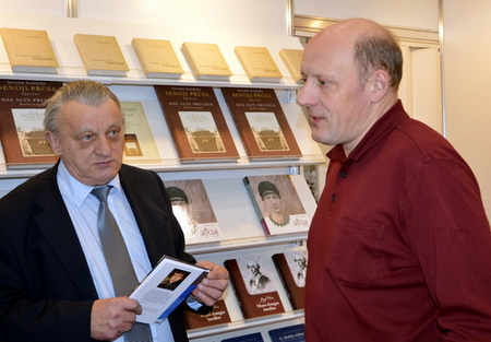 Mugėje bendrauja Vilniaus anykštėnai:  leidyklos ir spaustuvės "Petro ofsetas" savininkas Petras Kalibatas ir leidyklos "Edukologija" vadovas Jonas Balčiūnas. Rasos Bražėnaitės nuotrauka.