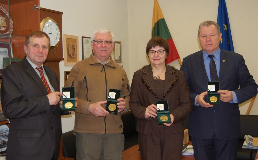 Medaliai anykštėnams A. Verbickui, K. Šerepkai, D. Stankevičienei ir K. Tubiui už veiklą Piliakalnių metais.