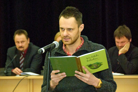 A. Baranausko poemą prancūziškai skaito jos vertėjas Remi Mossiatas. Bernardo Šaknio nuotrauka