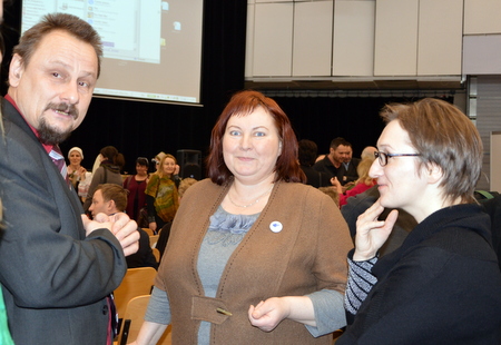 Knygų mugės susitikimai: Anykščių meras Sigutis Obelevičius ir Vilniaus anykštėnės Regina Smetonaitė bei Loreta Uzdraitė. Skaidrės Račkaitytės nuotrauka. 