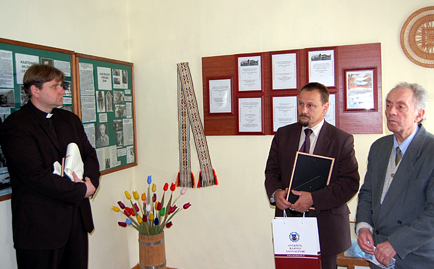 Paminklinę lentą atidengia kun. V. Juškėnas, Anykščių meras S. Obelevičius ir prof. dr. K. R. Kašponis