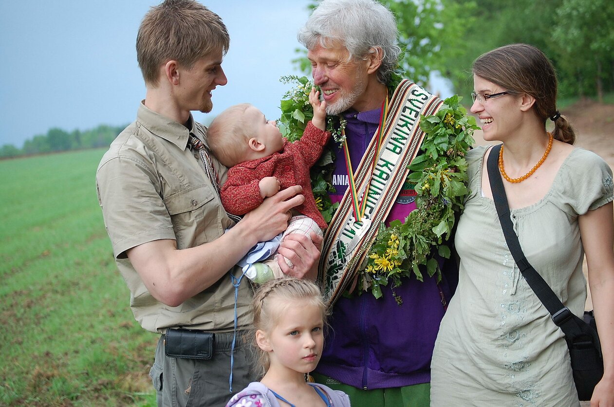 Vladas Vitkauskas su anūku Jonu, jo tėveliais Dalia, Eimantu ir teta Milda. 2013 m. gegužė. E. Dambrausko nuotrauka.