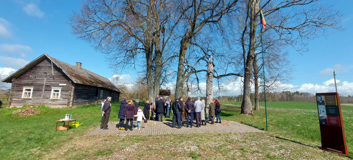 Sakurų sodinimo ceremonija S. Kairio gimtinėje Užunvėžiuose.