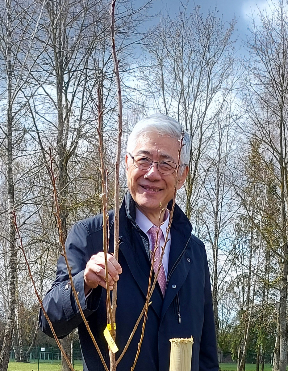 Japonijos ambasadorius Lietuvoje Ozaki Tetsu,.