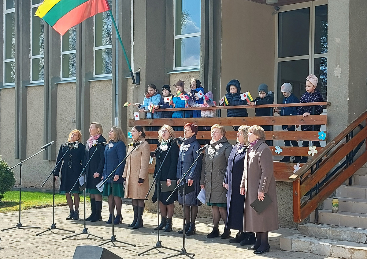 Dainuoja „Volungė“.