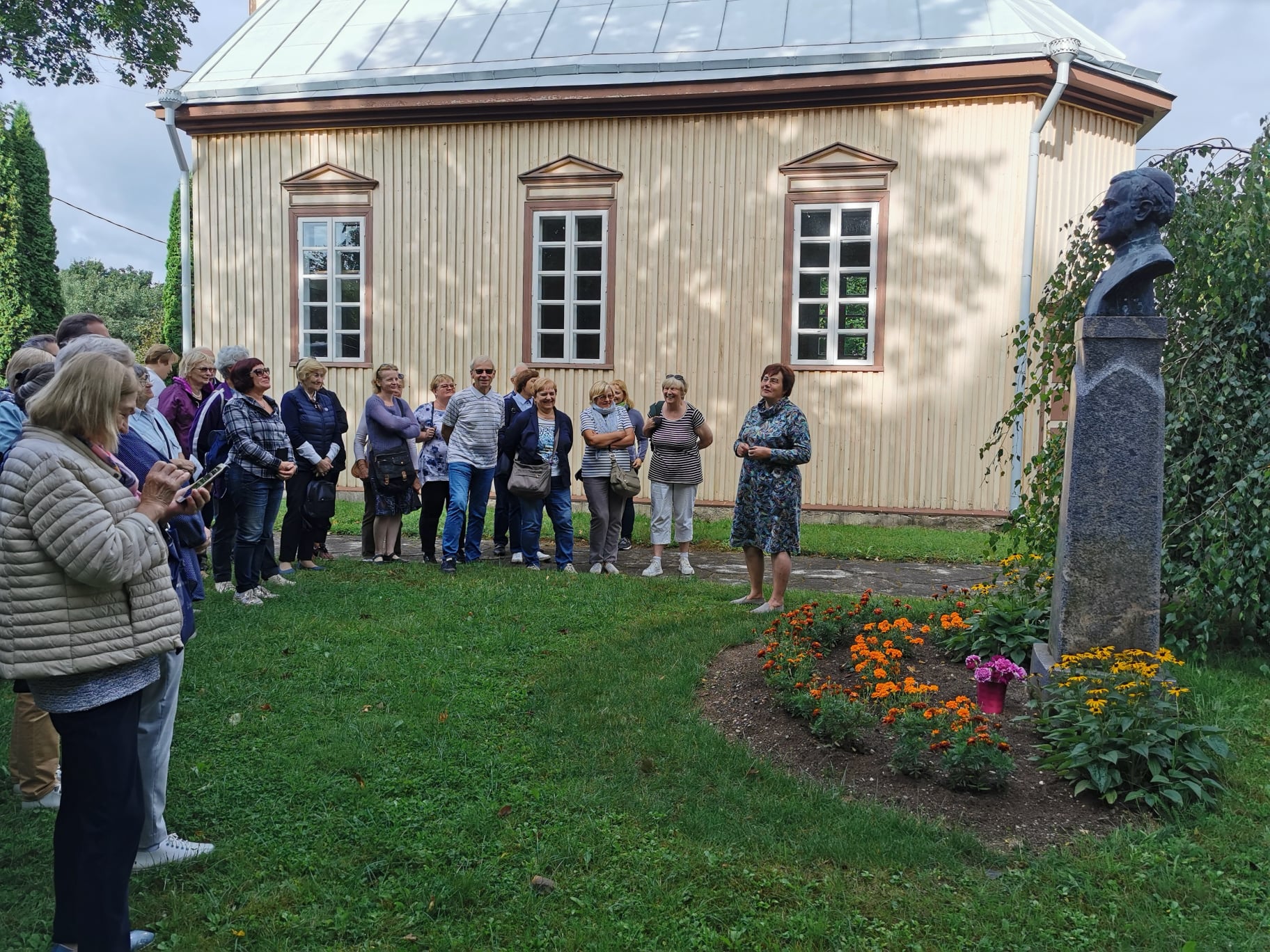 Vilniaus anykštėnai Sedoje, prie A. Baranausko paminklo.