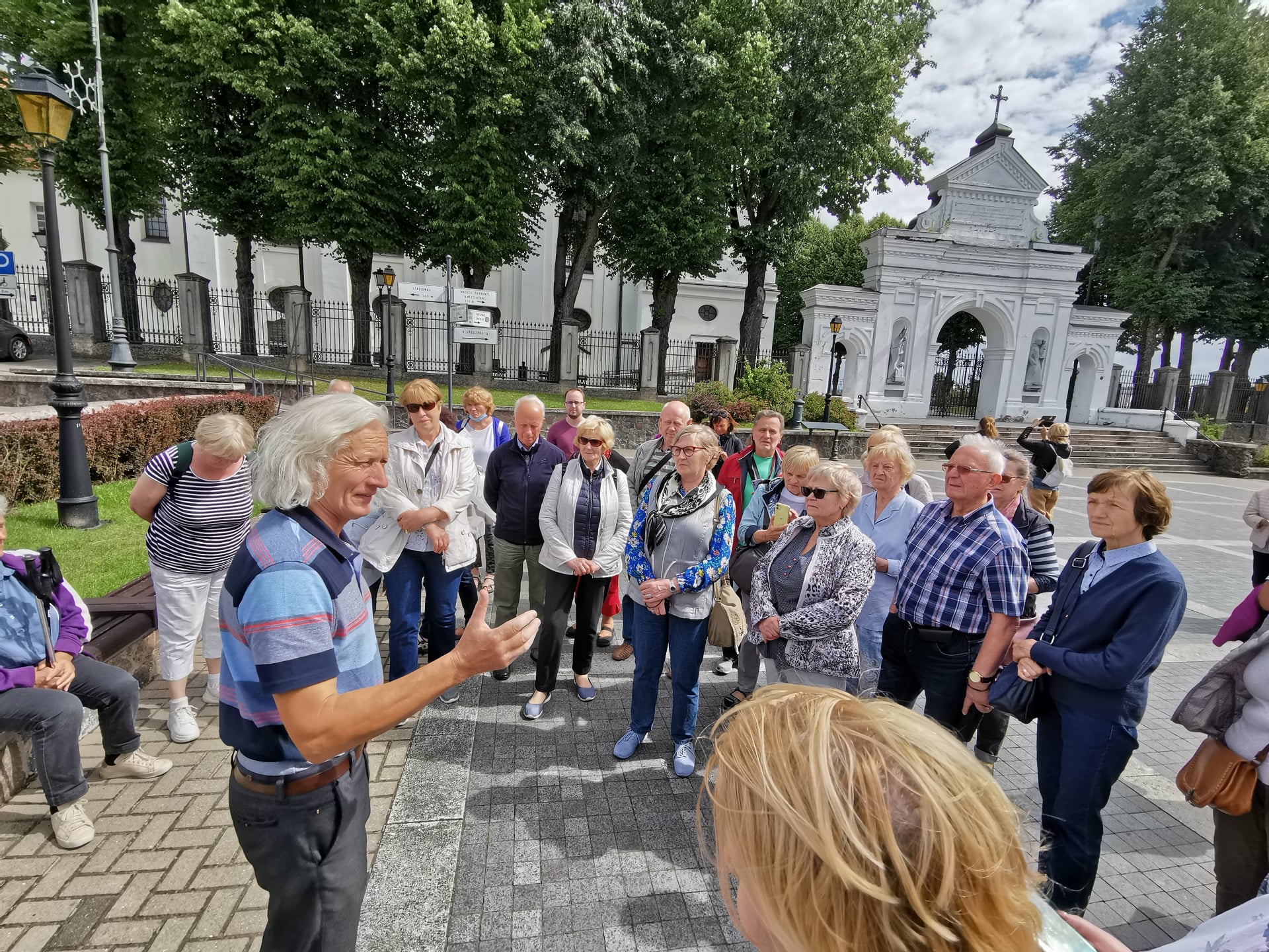 Vilniaus anykštėnai Telšiuose, prie katedros.