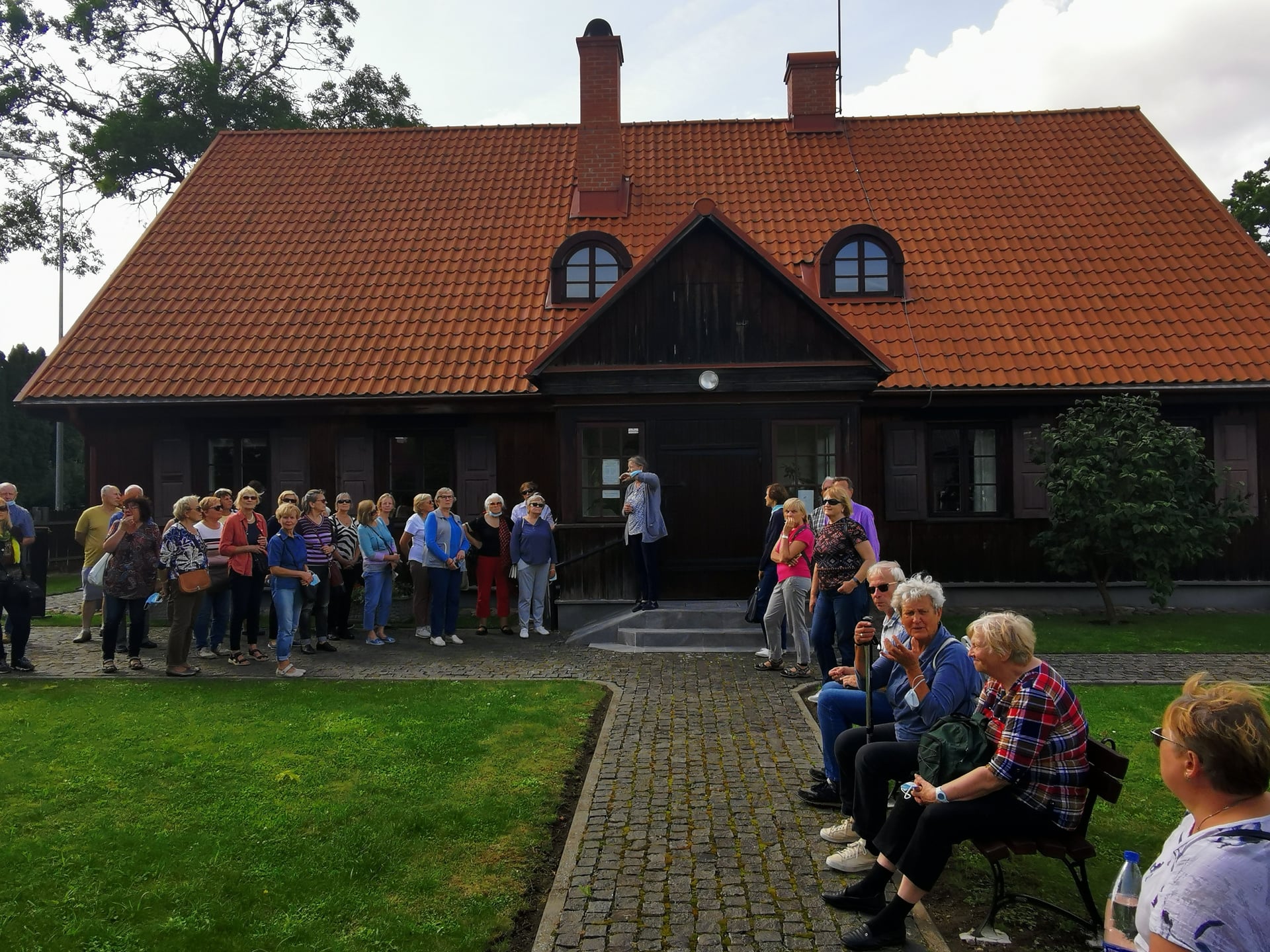 Vilniaus anykštėnai Viekšniuose, prie Biržiškų muziejaus.